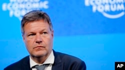 资料照片：德国副总理兼经济事务和气候行动部长罗伯特·哈贝克于2022年5月23日出席瑞士达沃斯世界经济论坛的小组讨论会。