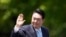 ARCHIVO: El nuevo presidente de Corea del Sur, Yoon Suk Yeol, saluda desde un automóvil después de la inauguración presidencial frente a la Asamblea Nacional en Seúl, Corea del Sur, el 10 de mayo de 2022.