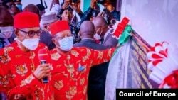 Buhari, hagu da gwamna Umahi na jihar Ebonyi, hagu a ziyarar da shugaban na Najeriya ya kai jihar (Hoto: Fadar shugaban kasa)