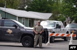 Un policía estatal se ve afuera de la Escuela Primaria Robb en Uvalde, Texas, el 24 de mayo de 2022.