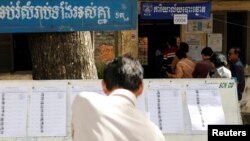 រូបឯកសារ៖ បុរសម្នាក់ពិនិត្យមើលបញ្ជីឈ្មោះអ្នកបោះឆ្នោត នៅមណ្ឌលបោះឆ្នោតមួយកន្លែង ក្នុងរាជធានីភ្នំពេញ កាលពីថ្ងៃទី ២៨ ខែកក្កដា ឆ្នាំ ២០១៨។