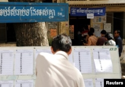 រូបឯកសារ៖ បុរសម្នាក់ពិនិត្យមើលបញ្ជីឈ្មោះអ្នកបោះឆ្នោត នៅមណ្ឌលបោះឆ្នោតមួយកន្លែង ក្នុងរាជធានីភ្នំពេញ កាលពីថ្ងៃទី ២៨ ខែកក្កដា ឆ្នាំ ២០១៨។