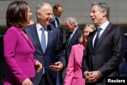 Waziri wa Mambo ya Nje wa Ujerumani Annalena Baerbock, Naibu Katibu Mkuu wa NATO Mircea Geoana na Waziri wa Mambo ya Nje wa Marekani Antony Blinken wakibadilishana mawazo katika mkutano wa NATO mjini Berlin, Ujerumani May 15, 2022.