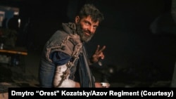 ARHIVA - Na fotografiji koju je objavio Specijalni bataljon Azov Ukrajinske nacionalne garede, pripadnik te jedinice, ranjen tokom borbi protiv ruskih snaga, pozira fotografu u čeličani Azovstal u Marijupolju, 10. maja 2022. (Foto: AP)