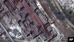 Esta imagen satelital proporcionada por Maxar Technologies muestra una vista más cercana del extremo este de la planta siderúrgica Azovstal en Mariúpol, en territorio dominado por fuerzas prorrusas, en el este de Ucrania, el jueves 12 de mayo de 2022.
