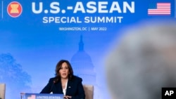 អ្នកស្រី Kamala Harris អនុប្រធានាធិបតីសហរដ្ឋអាមេរិក ថ្លែងនៅក្នុងកិច្ចប្រជុំមួយជាមួយមេដឹកនាំអាស៊ាន នៃកិច្ចប្រជុំកំពូលពិសេសអាមេរិក-អាស៊ាន នៅរដ្ឋធានីវ៉ាស៊ីនតោន ថ្ងៃទី ១៣ ខែឧសភា ឆ្នាំ ២០២២។