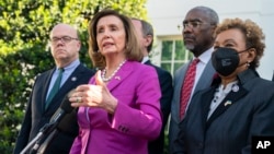 ប្រធាន​រដ្ឋសភា​អាមេរិក​លោកស្រី Nancy Pelosi (កណ្តាល) និង​សមាជិក​រដ្ឋសភា​អាមេរិក​ផ្សេង​ទៀត​ដែល​ទើប​បាន​ទៅ​ទស្សនា​ប្រទេស​អ៊ុយក្រែន ថ្លែង​ទៅ​កាន់​អ្នក​សារព័ត៌មាន​នៅ​សេតវិមាន​ក្នុង​រដ្ឋធានី​វ៉ាស៊ីនតោន​​ កាល​ពី​ថ្ងៃ​ទី​១០ ខែ​ឧសភា ឆ្នាំ​២០២២។