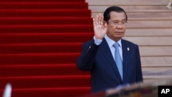 រូបឯកសារ៖ នាយករដ្ឋមន្ត្រីកម្ពុជាលោក ហ៊ុន សែន លើកដៃនៅមុខក្រុមអ្នកសារព័ត៌មាន ពេលលោកបានទៅដល់វិមានរដ្ឋសភាជាតិ នៅរាជធានីភ្នំពេញ កាលពីថ្ងៃទី ៦ ខែកញ្ញា ឆ្នាំ ២០១៨។