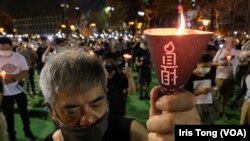 有香港市民形容今年香港是”無蠟燭之地”，連點起蠟光都可能犯法。 (美國之音/湯惠芸)