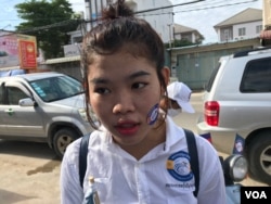 អ្នកគាំទ្រ​គណបក្ស​កម្ពុជានិយម​ កញ្ញា​ អ៊ី ម៉ូណា ផ្តល់​បទសម្ភាសន៍​ដល់​វីអូអេ ថ្ងៃ​អាទិត្យ​ ទី​ ២៩​ ខែ​ ឧសភា​ ឆ្នាំ​២០២២។​ (ហ៊ុល រស្មី/វីអូអេ)