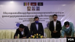 តំណាងគណបក្សនយោបាយមួយចំនួន បានចុះហត្ថលេខាប្តេជ្ញាចិត្តក្នុងញត្តិរួមគ្នាមួយ ក្នុងការបង្ការទប់ស្កាត់គ្រឿងស្រវឹង និងការលើកកម្ពស់សហគ្រិននារីវ័យក្មេងតាមមូលដ្ឋាន ដែលធ្វើឡើងនៅក្នុងសណ្ឋាគារសាន់វ៉េ រាជធានីភ្នំពេញ នៅថ្ងៃទី២៤ ខែឧសភា ឆ្នាំ២០២២។ (លាស់ លីបលីប/វីអូអេ)