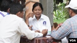 អ្នកស្រី​ ស្ងួន សាមាន​ បេក្ខជន​មេឃុំ​របស់​គណបក្ស​ភ្លើង​ទៀន​ នៅ​ឃុំត្រពាំងចាន់​ នៃ​ស្រុក​បរិបូរណ៍​ ខេត្តកំពង់ឆ្នាំង ដឹកនាំក្រុមសមាជិក​គណបក្សប្រជុំរៀបចំ​សកម្មភាព​សម្រាប់ យុទ្ធនា​ការ​ឃោសនា​ការបោះឆ្នោតឃុំសង្កាត់ នៅ​ថ្ងៃទី​ ០៥ ខែឧសភា​ ឆ្នាំ២០២២។ (ខាន់ សុគុំមនោ/វីអូអេ)