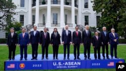 រូបឯកសារ៖ ប្រធានាធិបតីសហរដ្ឋអាមេរិកលោក Joe Biden និងមេដឹកនាំនៃបណ្តាប្រទេសជាសមាជិកអាស៊ាន ថតរូបរួមគ្នា នៅសេតវិមាន ក្នុងរដ្ឋធានីវ៉ាស៊ីនតោន ថ្ងៃទី ១២ ខែឧសភា ឆ្នាំ ២០២២។