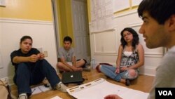 La falta de profesionales entre la comunidad hispana es una de las principales causas de pobreza dentro de este grupo social.