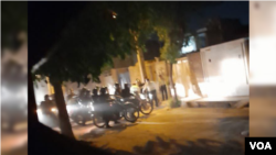 نیروهای امنیتی موتورسیکلت‌ سوار در جریان اعتراضات اردیبهشت ۱۴۰۱