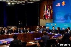 អនុប្រធានាធិបតីសហរដ្ឋអាមេរិក អ្នកស្រី Kamala Harris ថ្លែងនៅក្នុងកិច្ចប្រជុំមួយស្តីអំពី​ការទប់ទល់នឹងការប្រែប្រួលអាកាសធាតុ ថាមពលស្អាត និងហេដ្ឋារចនាសម្ព័ន្ធប្រកបដោយចិរភាព ជាមួយសមាជិកគណៈរដ្ឋមន្ត្រីរដ្ឋាភិបាលអាមេរិក និង​មេដឹកនាំអាស៊ាន នៅក្រសួងការបរទេសអាមេរិក រដ្ឋធានីវ៉ាស៊ីនតោន ថ្ងៃទី ១៣ ខែឧសភា ឆ្នាំ ២០២២។