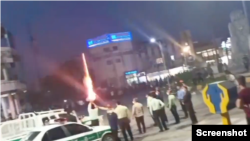 لحظه شلیک هوایی نیروی انتظامی، تجمع اعتراضی مردم اندیمشک، ۲۲ اردیبهشت ۱۴۰۱