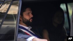 El presidente de Chile, Gabriel Boric, y la primera dama, Irina Karamanos, son conducidos a la catedral para asistir a la celebración Te Deum en Santiago, Chile, el 12 de marzo de 2022.