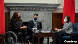 台灣總統蔡英文2022年5月31日在台北會晤到訪的美國國會聯邦參議員達克沃斯。 （照片來自蔡英文推特）