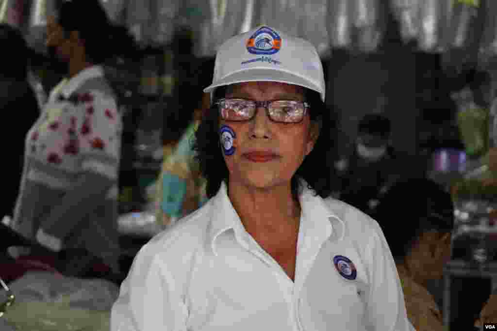 អ្នកស្រី គី ចាន់ថា បេក្ខភាព​ឈរ​ឈ្មោះ​ជា​មេឃុំរបស់គណបក្ស​កម្ពុជានិយម​​ លេខរៀង​ទី ១ ដើរ​ចែកខិត​បណ្ណ​គោលនយោបាយ​បក្ស​ទៅឱ្យ​ប្រជាពលរដ្ឋ នៅ​ក្នុង​ផ្សារ​​ប៉េសេ ​សង្កាត់​បឹង​ទំពន់​ទី​ ២ រាជ​ធានី​ភ្នំ​ពេញ​ ថ្ងៃទី​ ២៩ ខែ​ឧសភា ឆ្នាំ​ ២០២២។ (លាស់ លីបលីប/វីអូអេ) 