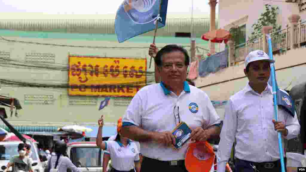 លោក ​យ៉ែម បុញ្ញឫទ្ធិ ​ប្រធាន​បក្ស​កម្ពុជា​និយម ដើរ​ចែកខិត​បណ្ណ​គោលនយោបាយ​បក្ស​ទៅឱ្យ​ប្រជាពលរដ្ឋ នៅ​ក្នុង​ផ្សារ​​ប៉េសេ ​សង្កាត់​បឹង​ទំពន់​ទី​ ២ រាជ​ធានី​ភ្នំ​ពេញ​ ថ្ងៃទី​ ២៩ ខែ​ឧសភា ឆ្នាំ​ ២០២២។ (លាស់ លីបលីប/វីអូអេ) 