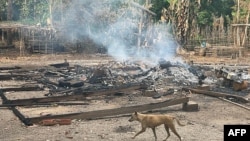 រូបថត​ពី​ក្រុម​មនុស្សធម៌​ Free Burma Rangers នេះ​​ដែល​ត្រូវ​ថត​កាល​ពី​ថ្ងៃ​ទី​៣ ខែ​ឧសភា ឆ្នាំ​២០២២ បង្ហាញ​​ពី​​អគារ​ដែល​ត្រូវ​ឆេះ​ខ្ទេចខ្ទាំ​មួយ​កន្លែង​ក្រោយ​​ពី​ការ​វាយប្រហារ​តាម​អាកាស​ដោយ​យោធា​មីយ៉ាន់ម៉ា។