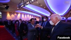 រូបឯកសារ៖ លោកនាយករដ្ឋមន្រ្តី ហ៊ុន សែន ជួបសំណេះសំណាល​ជាមួយ​ជនជាតិ​ខ្មែរដែលរស់នៅអាមេរិក​និងកាណាដាប្រមាណ២.០០០នាក់​នៅ​សណ្ឋាគារ Washington Hilton ក្នុង​រដ្ឋធានី​វ៉ាស៊ីនតោន​នៅ​ថ្ងៃទី១១ ខែឧសភា ឆ្នាំ២០២២ គឺ​មួយថ្ងៃមុនកិច្ចប្រជុំ​កំពូល​ពិសេស​អាមេរិក-អាស៊ាន។ (Facebook/Cambodian PM Hun Sen)