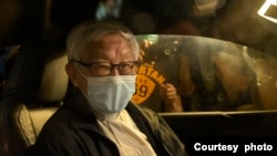 2022年5月11日，天主教香港教區榮休主教陳日君樞機被警方扣留了約6個鐘頭後，已獲准保釋。他在離開警署時向車外的人揮手致意。（照片由美國之音粵語廣播聽眾鄭先生提供。）