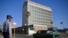 En esta foto de archivo tomada el 3 de mayo de 2022, un oficial de policía hace guardia frente a la embajada de Estados Unidos en La Habana, el día que el consulado reanudó la emisión de algunos servicios de visas de inmigrantes que habían sido suspendidos desde 2017.