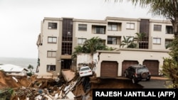 Mafuriko, mporomoko na mvua kuba imeukumba mji wa bandari wa Afrika Kusini , Durban Floods Durban na maeneo ya KwaZulu-Natal, May 23, 2022. (Photo by RAJESH JANTILAL / AFP)