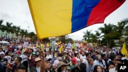 Un partidario del candidato presidencial, Gustavo Petro, de la Historical Pact Coalition, posee una bandera nacional colombiana durante una manifestación de campaña en Fusagasuga, Colombia, miércoles 11 de mayo de 2022.