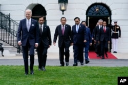 រូបឯកសារ៖ ប្រធានាធិបតីសហរដ្ឋអាមេរិកលោក Joe Biden (ឆ្វេង) ដើរជាមួយមេដឹកនាំនៃបណ្តាប្រទេសជាសមាជិកអាស៊ាន ដើម្បីថតរូបរួមគ្នា នៅសេតវិមាន ក្នុងរដ្ឋធានីវ៉ាស៊ីនតោន ថ្ងៃទី ១២ ខែឧសភា ឆ្នាំ ២០២២។