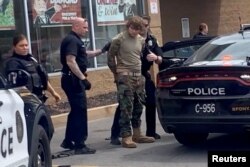 Polisi menahan pelaku penembakan yang berusia 18 tahun, Payton Gendron pasca penembakan 14 Mei 2022 (foto: dok).