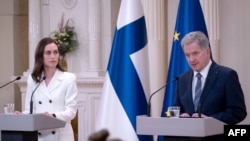 Waziri Mkuu wa Finland Sanna Marin (L) na Rais wa Finland Sauli Niinistö wakitangaza rasmi inaomba uanachama wa NATO katika kasri ya Rais mjini Helsinki, May 15, 2022. 