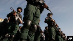 រូបឯកសារ៖ ប៉េអឹមឈរជាជួរ មុនត្រូវបានបញ្ជូនទៅយាមល្បាតនៅតាមមណ្ឌលបោះឆ្នោតនានានៅរាជធានីភ្នំពេញ កាលពីថ្ងៃទី ២៥ ខែកក្កដា ឆ្នាំ ២០១៨។