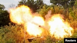 Proruske snage ispaljuju projektil iz haubice u regionu Lugansk, 24. maja 2022.