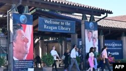 Відвідувачі біля входу до Президентської бібліотеки Рональда Рейгана напередодні других президентських дебатів від Республіканської партії в Сімі-Веллі, штат Каліфорнія, 26 вересня 2023 року. (Фото: Фредерік БРАУН / AFP)