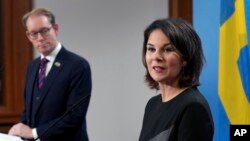 Очільниця Міністерства закордонних справ Німеччини Анналена Бербок зі шведським колегою Тобіасом Білстромом у Берліні 10 листопада 2022 р.