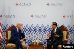 លោក Joe Biden ប្រធានាធិបតីសហរដ្ឋអាមេរិក និងលោក ហ៊ុន សែន នាយករដ្ឋមន្ត្រីកម្ពុជា ក្នុងជំនួបទ្វេភាគី ក្នុងអំឡុងកិច្ចប្រជុំកំពូលអាស៊ាន នៅរាជធានីភ្នំពេញ ថ្ងៃទី ១២ ខែវិច្ឆិកា ឆ្នាំ ២០២២។
