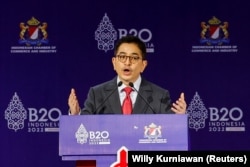 Ketua Kamar Dagang dan Industri Indonesia (KADIN) Arsjad Rasjid menyampaikan sambutannya saat membuka KTT B20, menjelang KTT para pemimpin G20, di Nusa Dua, Bali, 13 November 2022. (Foto: REUTERS/Willy Kurniawan)