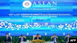 រូបឯកសារ៖ លោក​នាយករដ្ឋមន្ត្រី ហ៊ុន សែន (កណ្ដាល) ថ្លែង​សុន្ទរកថា​ក្នុង​អំឡុងពេល​នៃ​ការ​ធ្វើ​សន្និសីទ​កាសែត​មួយ​នៅ​ក្នុង​ពិធី​បិទ​កិច្ចប្រជុំ​កំពូល​អាស៊ាន​លើក​ទី ៤០ និង​ទី៤១ នៅ​រាជធានី​ភ្នំពេញ ថ្ងៃទី ១៣ ខែវិច្ឆិកា ឆ្នាំ២០២២។ 