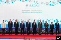 រូបឯកសារ៖ មេដឹកនាំអាស៊ាន ៩ រួប ថតរូបជាមួយនាយករដ្ឋមន្ត្រីចិន នៅក្នុងកិច្ចប្រជុំកំពូលអាស៊ាន-ចិន នៅរាជធានីភ្នំពេញ ថ្ងៃទី ១១ ខែវិច្ឆិកា ឆ្នាំ ២០២២។