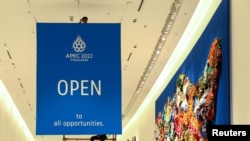 2022年11月10日，工人在詩麗吉王后國家會議中心懸掛2022年APEC峰會的橫幅。 （路透社照片）