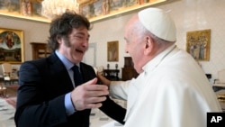 En esta imagen distribuida por el Vaticano, el presidente argentino Javier Milei saluda al Papa Francisco mientras se reúnen en el estudio del pontífice en el Vaticano para una audiencia privada, el lunes 12 de febrero de 2024.