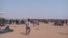 Les migrants expulsés d'Algérie se plaignent des conditions dans le camp de transit à Agadez, au Niger, le 9 décembre 2016. (VOA/Abdoul-Razak Idrissa)