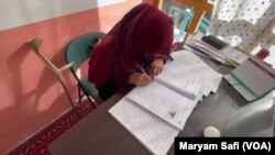 فریده رسول‌یار، بانوی جوانی که از کودکی به مرض پولیو مبتلا است.