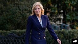 La première dame Jill Biden sort de la Maison Blanche à Washington, mercredi 11 janvier 2023.