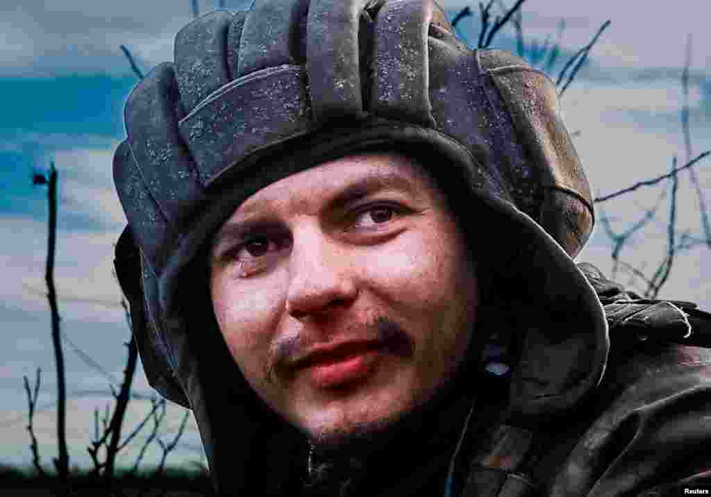 უკრაინელი სამხედრო ფრონტის ხაზიდან, რომელსაც თვალზე ცრემლი აქვს. ფოტო გადაღებულია "რადიო თავისუფლების" მიერ დონეცკშის რეგიონში.