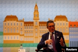 前北约秘书长拉斯穆森在台北举行的记者会上讲话。（2023年1月5日）