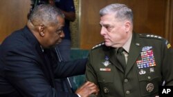 Sekretari i Mbrojtjes Lloyd Austin gjatë një shkëmbimi me shefin e shtabit amerikan Gjeneralin Mark Milley